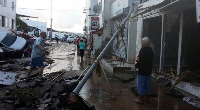 Bodrum'da Bayramın Ilk Günü Sel Felaketinin Izleri Silinmeye Çalışılıyor