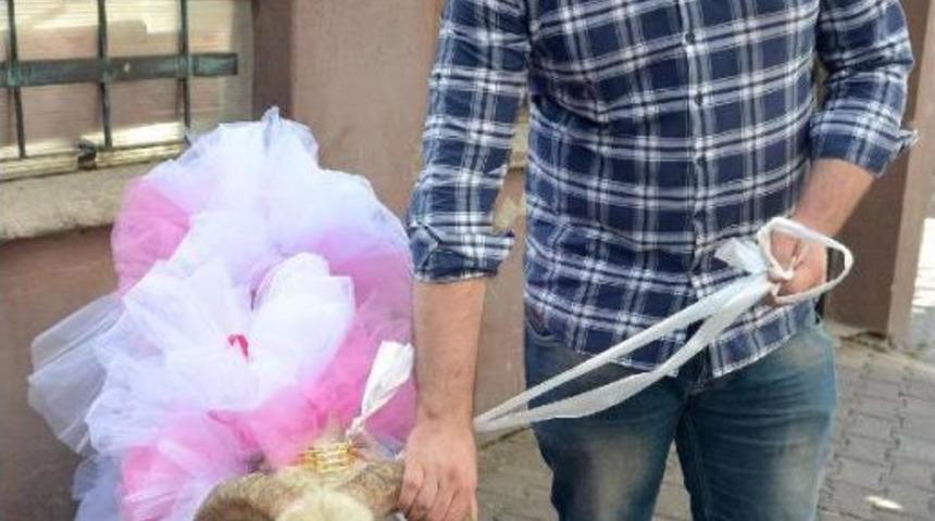 &Ccedil;i&ccedil;ek&ccedil;iler Gelin Adaylarına Gidecek Ko&ccedil;ları S&uuml;sledi