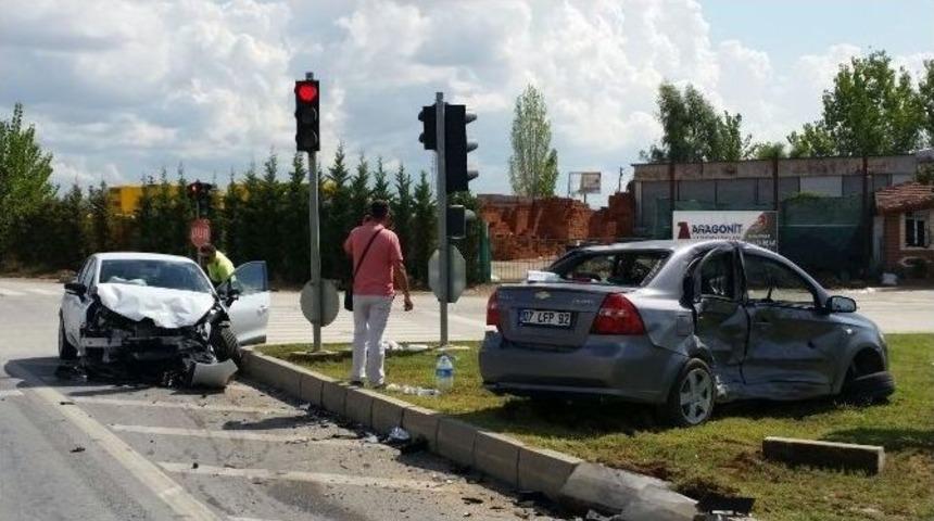 Kavşakta &Ccedil;arpışan İki S&uuml;r&uuml;c&uuml;den İlgin&ccedil; Savunma