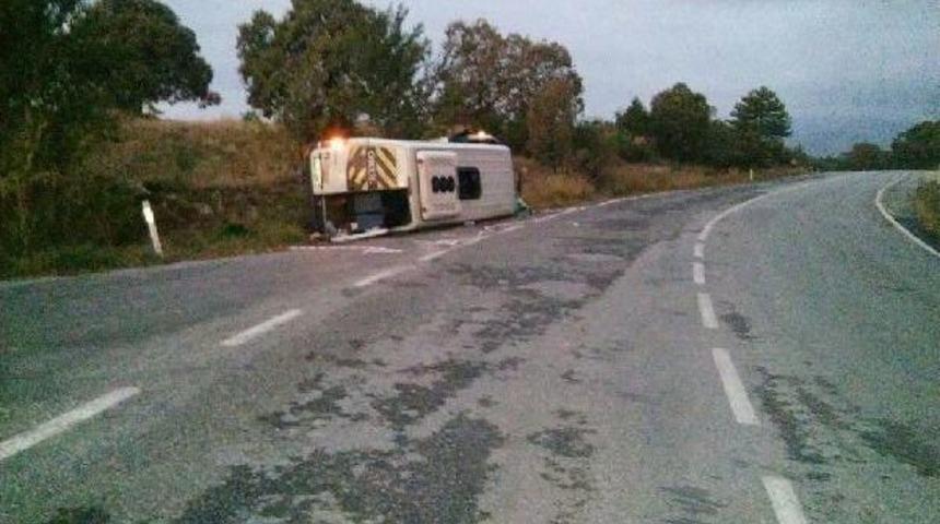Emet'te Minib&uuml;s Devrildi, 16 Kişi Yaralandı