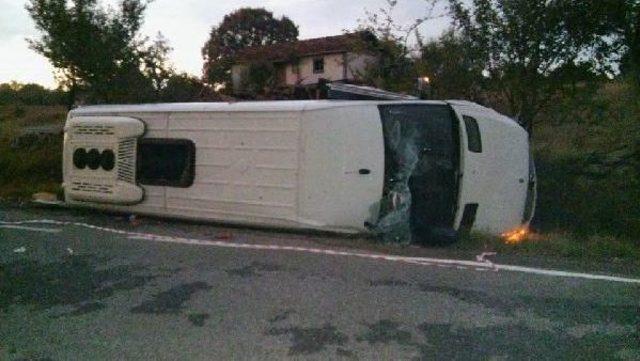 Emet'te Minibüs Devrildi, 16 Kişi Yaralandı
