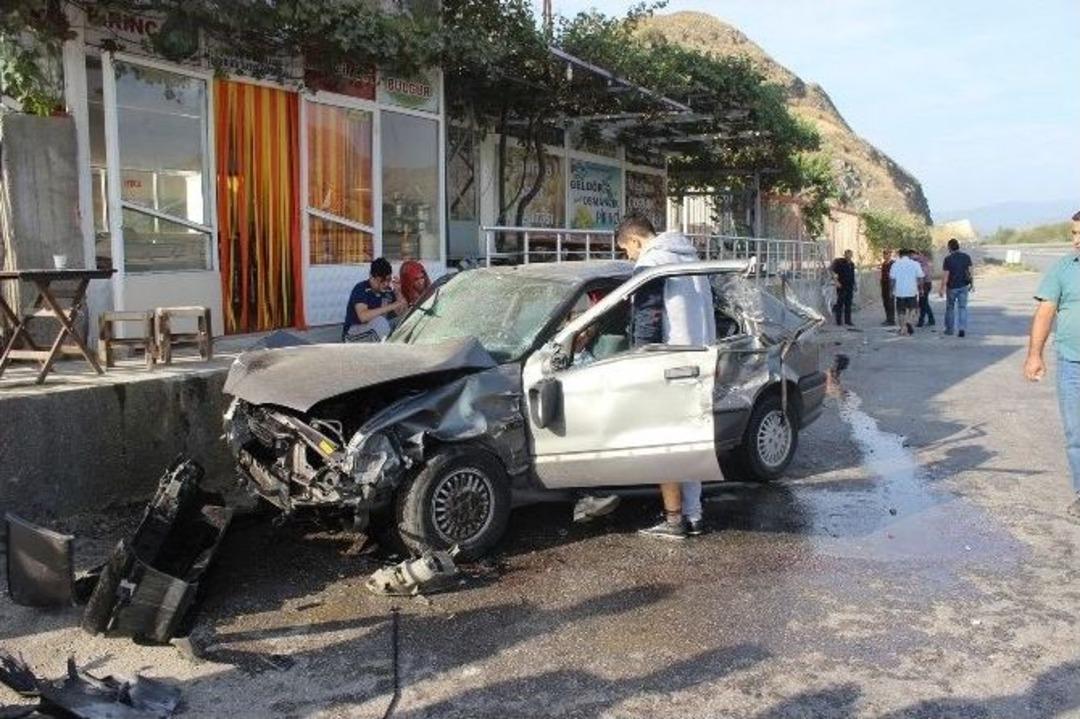 Otomobil &Ouml;nce Tır&rsquo;a Sonra Duvara &Ccedil;arptı: 5 Yaralı