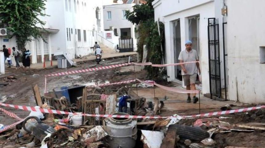 Bodrum'da Bayramın Ilk G&uuml;n&uuml; Sel Felaketinin Izleri Silinmeye &Ccedil;alışılıyor (2)