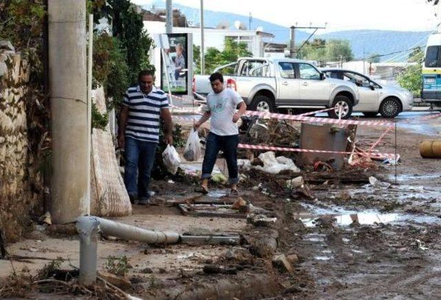 Bodrum'da Bayramın Ilk Günü Sel Felaketinin Izleri Silinmeye Çalışılıyor (2)