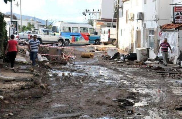 Bodrum'da Bayramın Ilk Günü Sel Felaketinin Izleri Silinmeye Çalışılıyor (2)