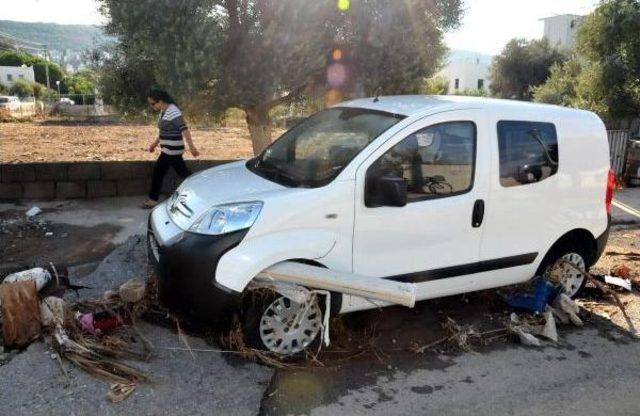 Bodrum'da Bayramın Ilk Günü Sel Felaketinin Izleri Silinmeye Çalışılıyor (2)