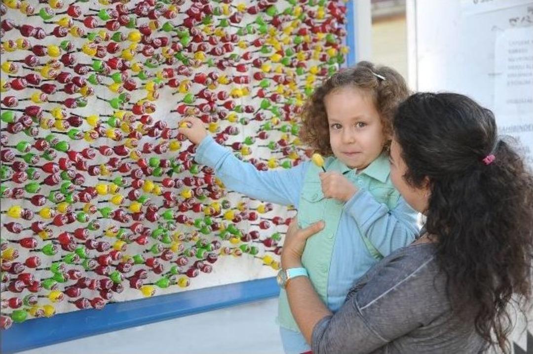 &Ccedil;ocukların Bayram Şekerleri Başkan Bakıcı&rsquo;dan