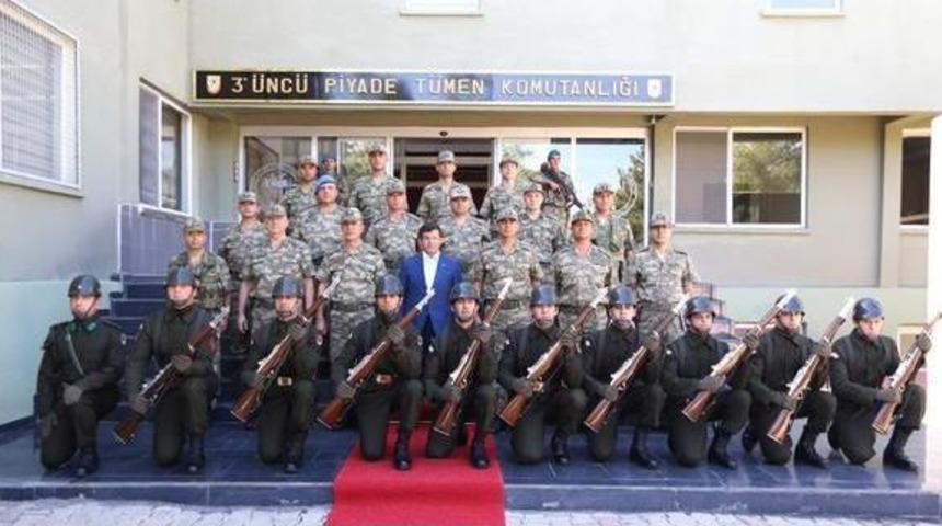 Başbakan Davutoğlu, Y&uuml;ksekova'da Askerlerle Bayramlaştı