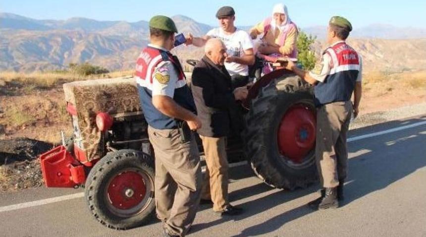 Jandarmadan S&uuml;r&uuml;c&uuml;lere Bayram Şekeri