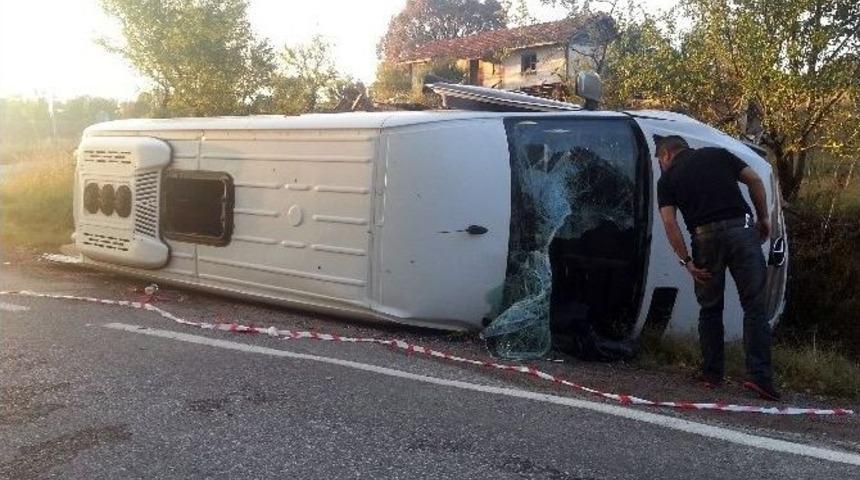 Emet&rsquo;te Yolcu Minib&uuml;s&uuml; Devrildi: 16 Yaralı