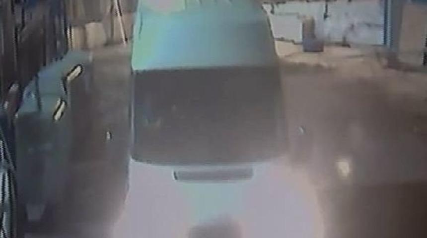 Kurbanlık Boğaların &Ccedil;alınma Anı G&uuml;venlik Kamerasında