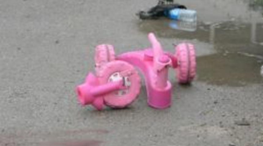 4 Yaşındaki &Ccedil;ocuk &Ccedil;&ouml;p Kamyonunun Altında Kalarak Hayatını Kaybetti