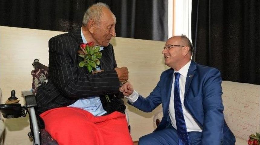 Vali &Ccedil;akacak, Huzurevi Sakinleri İle Bayramlaştı