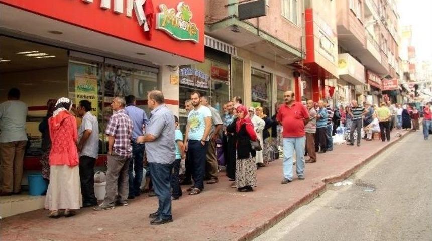 Kasaplar &Ouml;n&uuml;nde Kıyma &Ccedil;ektirme Kuyruğu