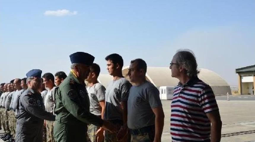 Hava Kuvvetleri Komutanı &Uuml;nal, Hava Harekatlarına Katılan Savaş U&ccedil;ağı Pilotları Ile Bayramlaştı
