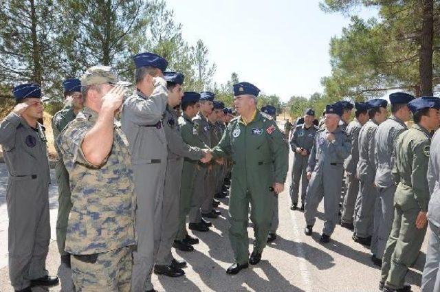 Hava Kuvvetleri Komutanı Ünal, Hava Harekatlarına Katılan Savaş Uçağı Pilotları Ile Bayramlaştı