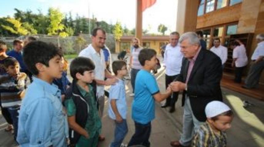 Başkan Karaosmanoğlu &Ccedil;ocuklarla Bayramlaştı