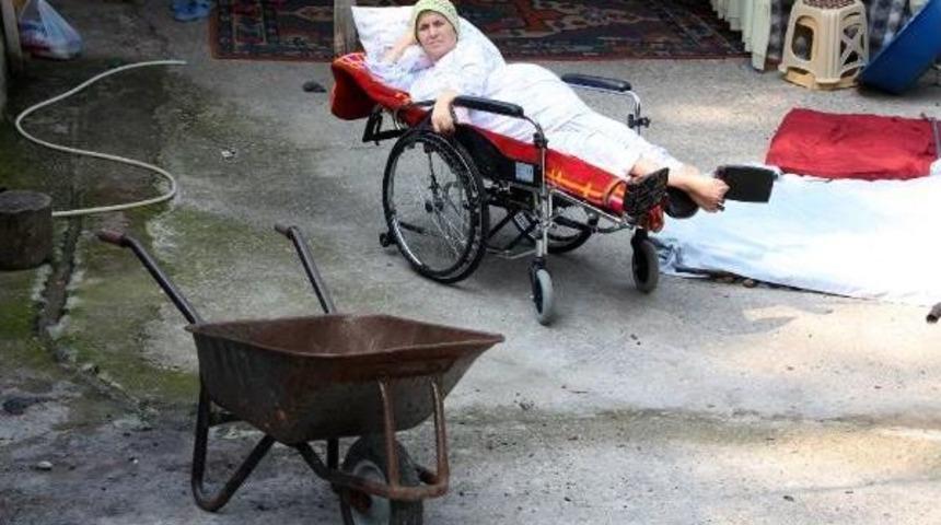 Engelli 4 &Ccedil;ocuk Annesi El Arabasından Kurtuldu