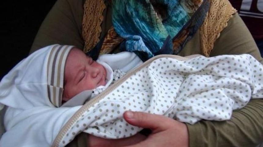 2 G&uuml;nl&uuml;k Bebek Cami Avlusuna Bırakıldı
