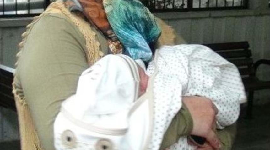 Cami Avlusunda 2 G&uuml;nl&uuml;k Bebek Bulundu