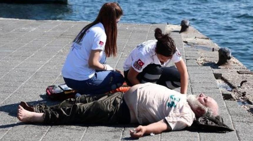 Sahilde Gezerken Denize D&uuml;şt&uuml;