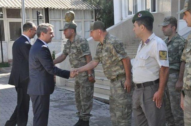Siverek’te Protokol Üyeleri Vatandaşla Bayramlaştı 1