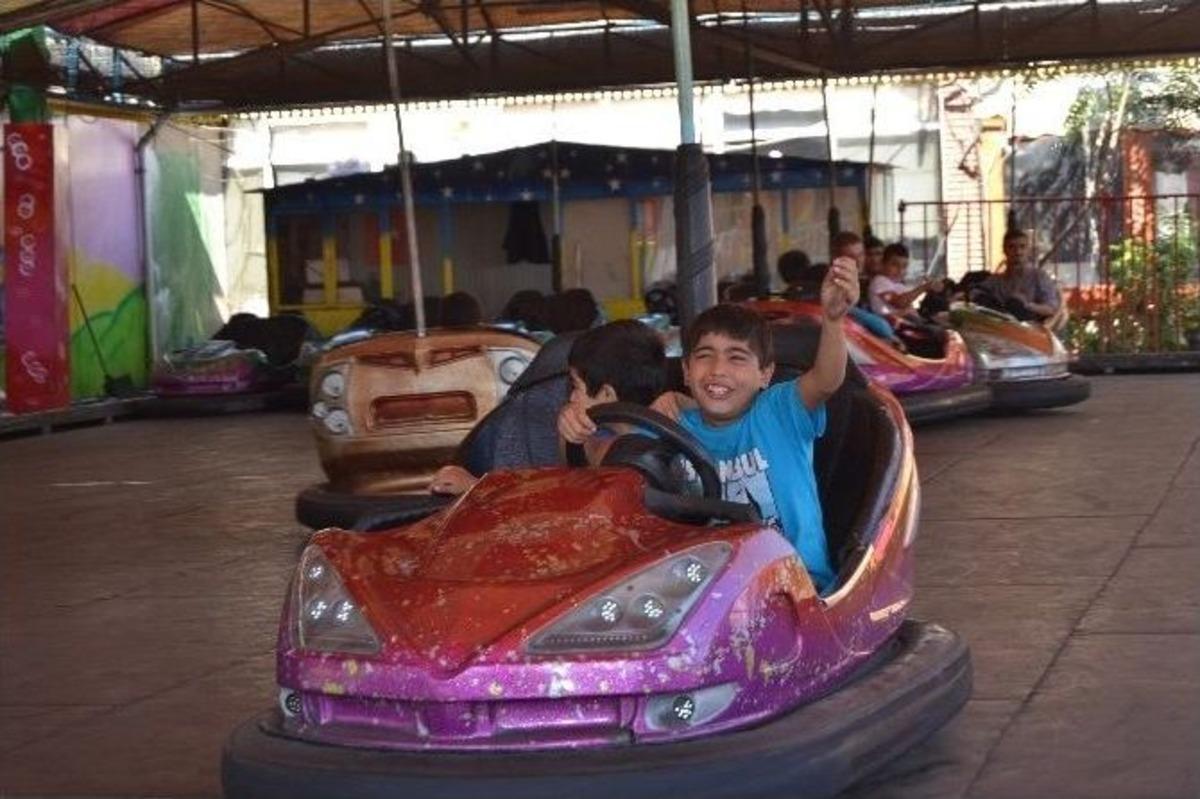 &Ccedil;ocuklar, Bayramı Lunaparkta Eğlenerek Kutladı