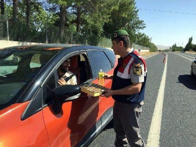 Elazığ'da Jandarmadan Bayram Kutlaması