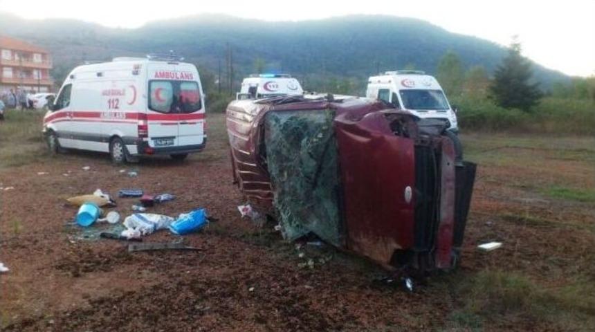 Otomobil Tarlaya U&ccedil;tu: 1 &Ouml;l&uuml;, 4 Yaralı