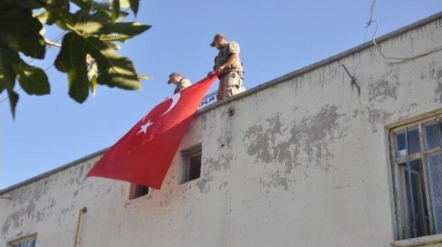Adıyamanlı Şehidin Baba Ocağına T&uuml;rk Bayrağı Asıldı