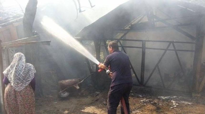Et Pişirmek İ&ccedil;in Yakılan Ateş Barakaya Sı&ccedil;radı