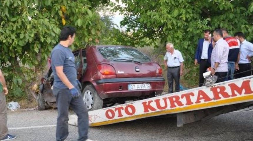 Otomobil Ceviz Ağacına &Ccedil;arptı: 2'si &Ccedil;ocuk 3 &Ouml;l&uuml;, 5 Yaralı