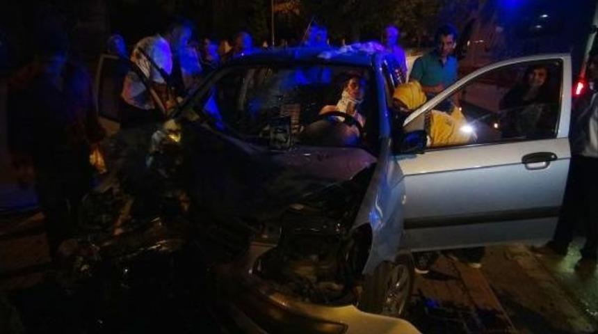 Ara&ccedil;ta Sıkışan S&uuml;r&uuml;c&uuml;y&uuml; Sağlık Ekipleri Kurtardı