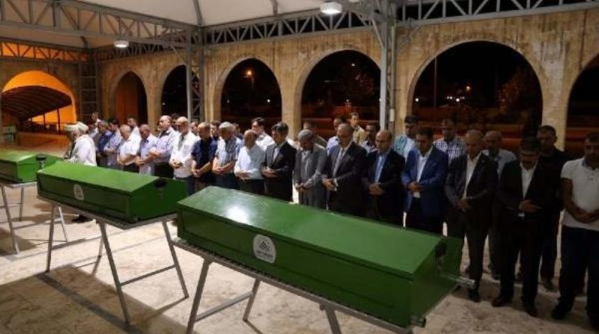 Aynı Kazada &Ouml;len 9 Kişi Yan Yana Toprağa Verildi