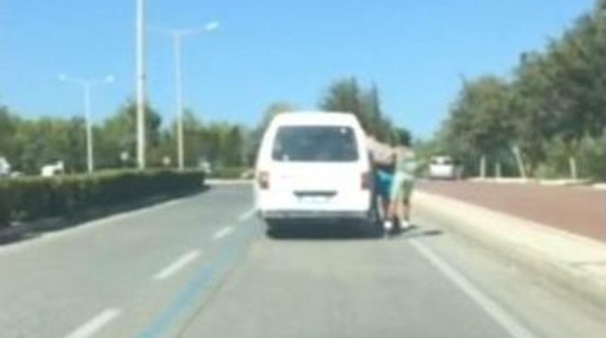 Trafikte Tehlikeli Kaykay Yolculuğu