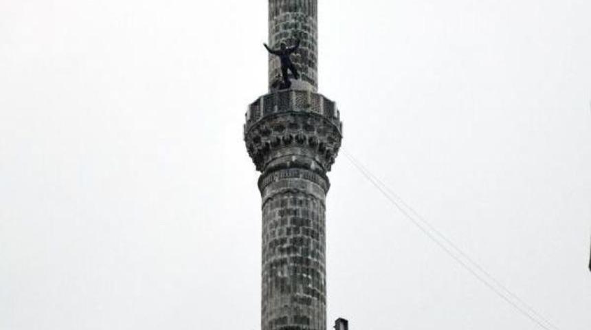 Minareden Atladı, Kurban Bayramı'nı Kutladı