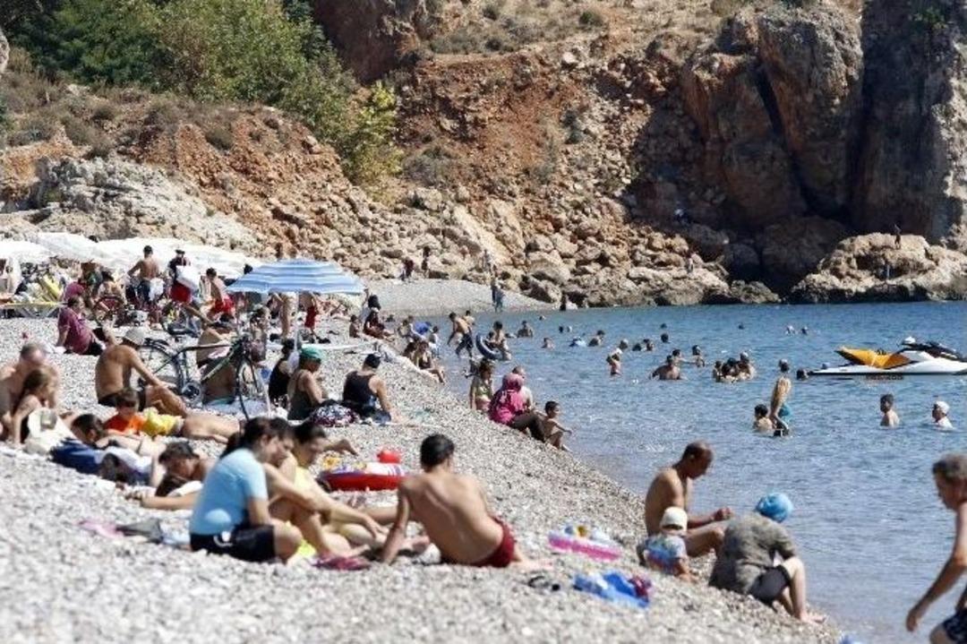 Antalya&rsquo;da Sahillerde Bayram Yoğunluğu