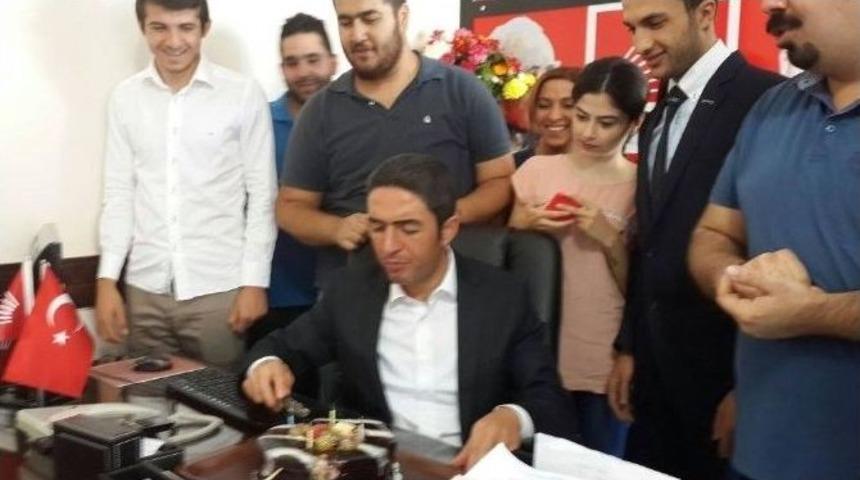 Gen&ccedil;lik Kollarından Chp İl Başkanına S&uuml;rpriz Doğum G&uuml;n&uuml; Kutlaması
