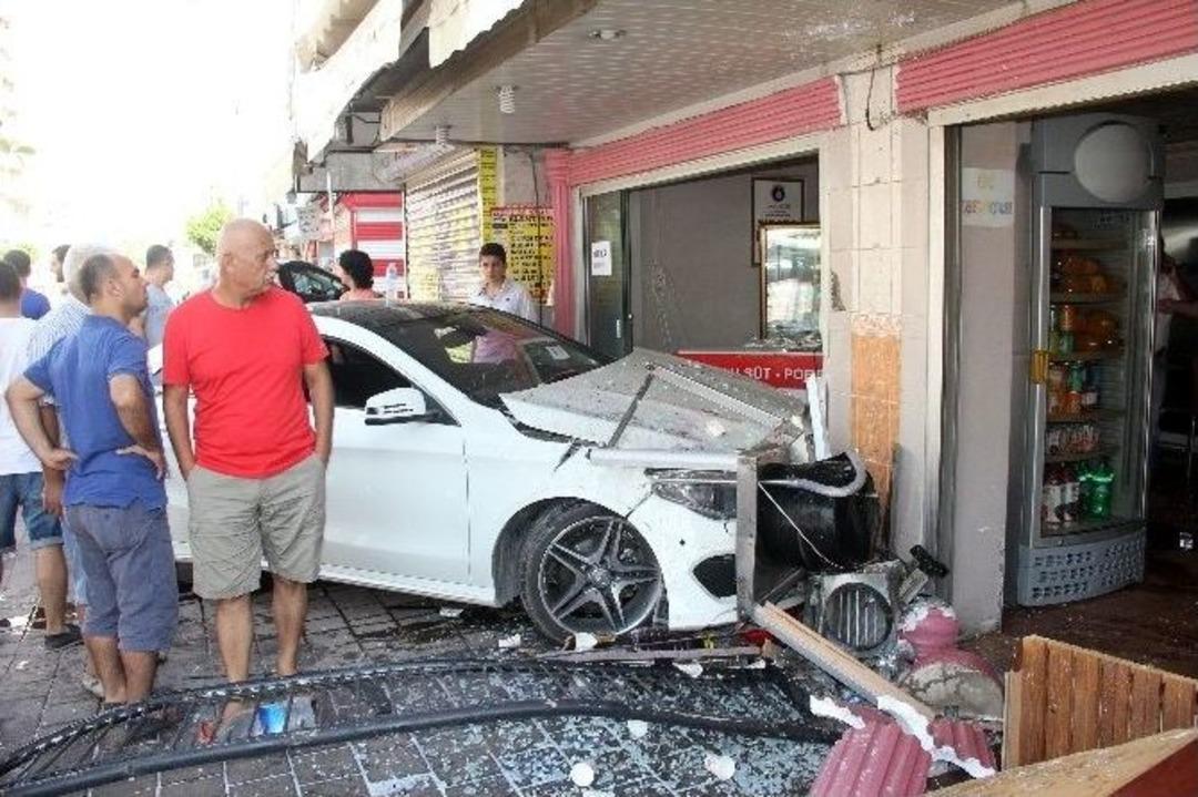 Otomobiliyle D&uuml;kkana Girdi