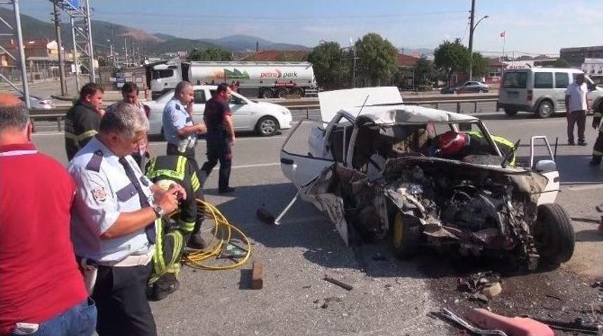 Kocaeli K&ouml;rfez&rsquo;de Trafik Kazası: 1 &Ouml;l&uuml;, 2 Yaralı