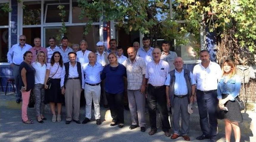 Başkan Akg&uuml;n, Bayramı B&uuml;y&uuml;k&ccedil;ekmecelilerle Ge&ccedil;irdi