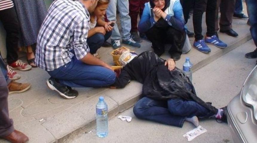 Otomobil Kaldırımdaki Yayalara &Ccedil;arptı: 4 Yaralı