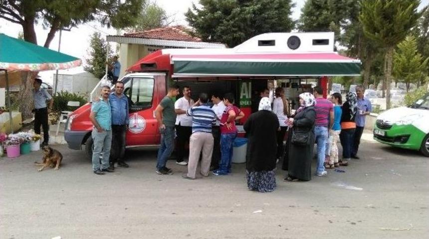 Karşıyaka&rsquo;da Mezarlıklar &Ccedil;i&ccedil;eklerle Donatıldı