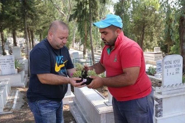 Karşıyaka’da Mezarlıklar Çiçeklerle Donatıldı