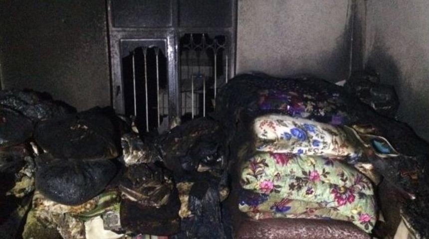 Ev Yangını B&uuml;y&uuml;k Maddi Hasara Neden Oldu