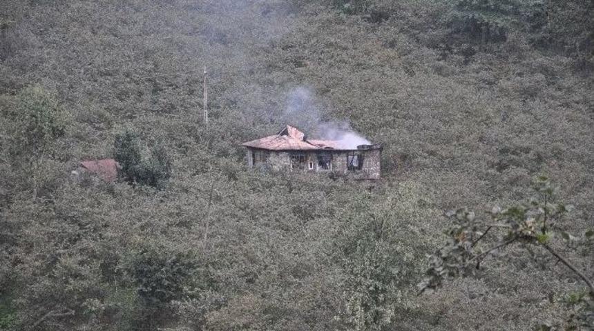 Giresun’da Ahşap Ev Yanarak Kül Oldu