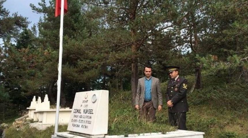 Kaymakam Işık, Şehit Cemal Y&uuml;ksel&rsquo;in Kabrini Ve Ailesini Ziyaret Etti