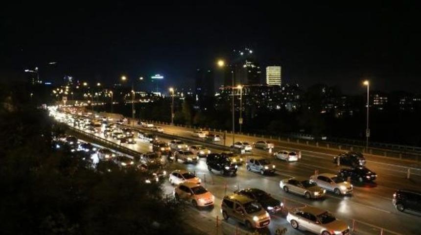 İstanbul'da Trafik Yoğunluğu Akşam Saatlerinde De Devam Ediyor
