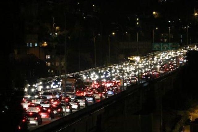 İstanbul'da Trafik Yoğunluğu Akşam Saatlerinde De Devam Ediyor