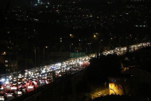 İstanbul'da Trafik Yoğunluğu Akşam Saatlerinde De Devam Ediyor